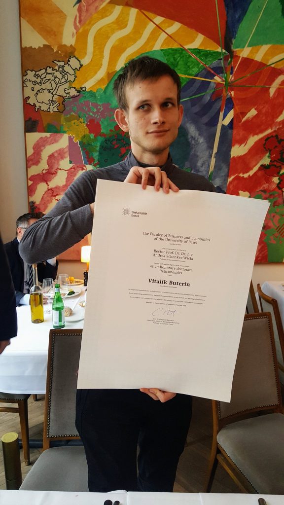 Vitalik Buterin “khoe” bằng Tiến sĩ Kinh tế danh dự của Đại học Basel