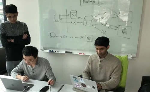 Khôi (bìa trái) cùng đồng nghiệp tại phòng làm việc. Ảnh: NVCC