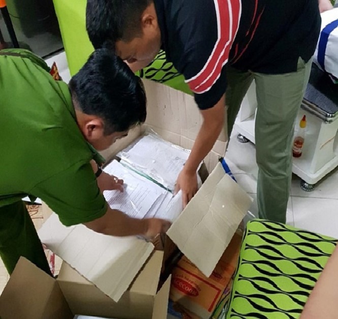  Cảnh sát thu giữ tang vật, tài liệu.