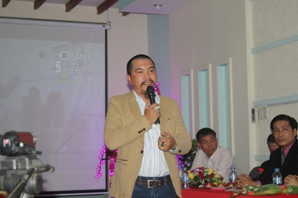 Theo Bộ Công an, chủ tịch HĐQT Công ty Thiên Rồng Việt và Công ty OTCMAX Nguyễn Hữu Tiến (người cầm Micro) cùng các đồng phạm đã lôi kéo 10.126 nhà đầu tư tham gia góp vốn với tổng số tiền hơn 460 tỉ đồng thông qua hình thức đa cấp tiền ảo - Ảnh tư liệu