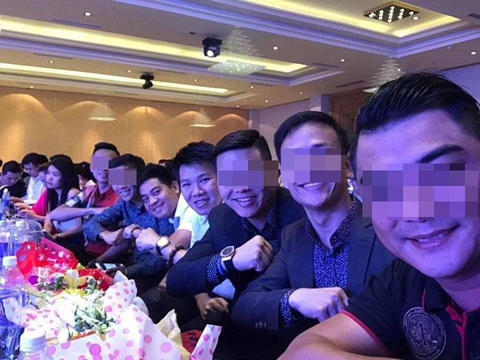 Ông Lê Đức Nguyên (thứ 4 từ ngoài vào) và Hồ Ngọc Tài (thứ 5), là 1 trong 7 nghi can bị Bộ Công an bắt giữ trong vụ cướp tiền ảo trị giá 35 tỷ đồng