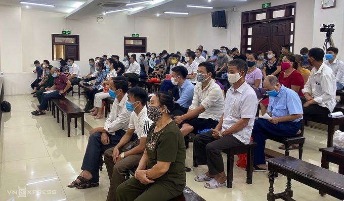 Các bị hại trong buổi tuyên án chiều 4/8. Ảnh: Văn Bình