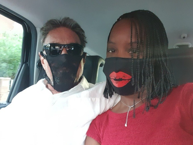 John McAfee đeo quần lót chụp ảnh cùng vợ. Ảnh: Twitter.