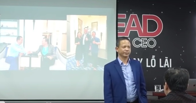 "Sứ giả đèn thần" thuyết trình về ứng dụng Myaladdinz trong một sự kiện. Ảnh: VTV