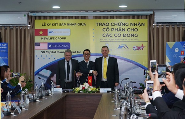 Lễ kí kết sáp nhập giữa Newlife Group (công ty mẹ BigBuy24h) và SB Capital Management. Đứng giữa ảnh là ông Nguyễn Văn Anh. Ảnh: Newlife Group.