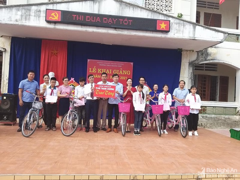 Nhóm Lion Group Thanh Chương đi trao tặng quà. Huyện Thanh Chương hiện đã chỉ đạo các đơn vị, địa phương nâng cao cảnh giác với chiêu trò tạo lòng tin kiểu này. Ảnh P.V