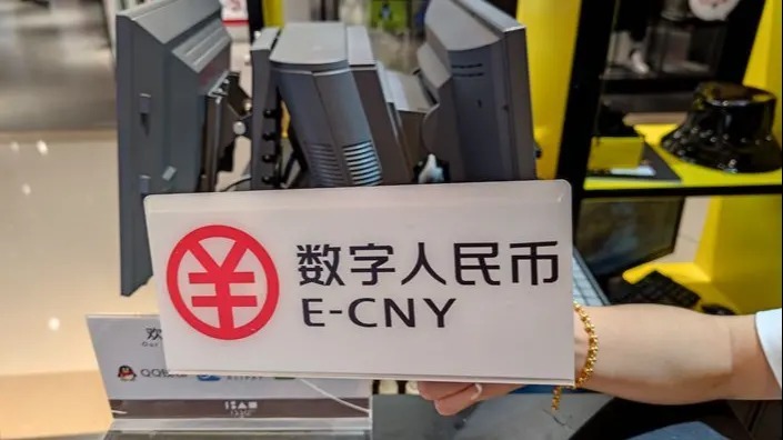 Một quầy giao dịch chấp nhận đồng nhân dân tệ điện tử ở Trung Quốc. Ảnh: AP.