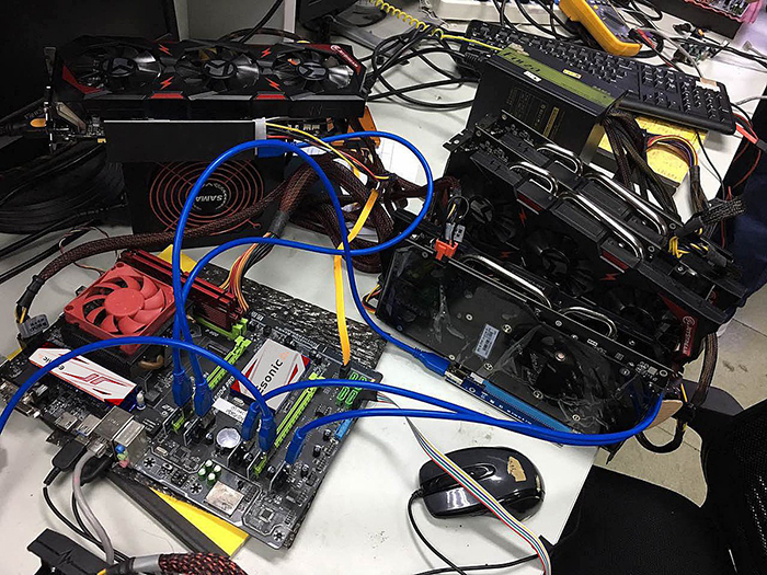 Mỗi máy đào Bitcoin cần ít nhất 6 thanh card đồ hoạ khiến cơn sốt card quay lại khi Bitcoin tăng giá.
