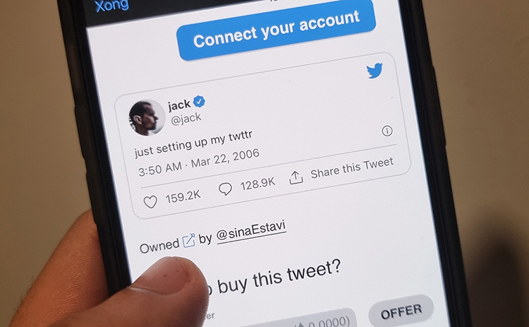 Dòng tweet đầu tiên của Jack Dorsey gắn mã NFT được bán giá 2,9 triệu USD. Ảnh: Lưu Quý.