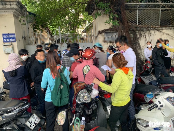 Hàng chục người đến trụ sở Công an TP.HCM chiều 19-4, chuẩn bị nộp đơn tố cáo sàn Coolcat - Ảnh: BÔNG MAI