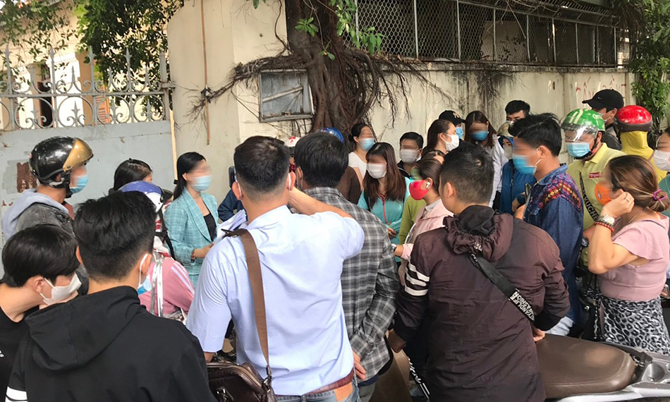 Các nhà đầu tư đến Công an TP HCM gửi đơn tố cáo Coolcat, ngày 23/4. Ảnh: Việt Anh.