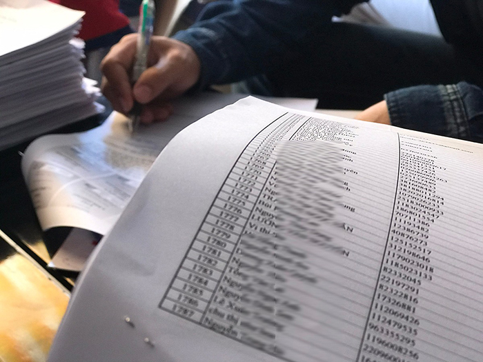 Nhà đầu tư ký đơn tố cáo với danh sách hơn 1.800 người. Ảnh: Việt Anh.