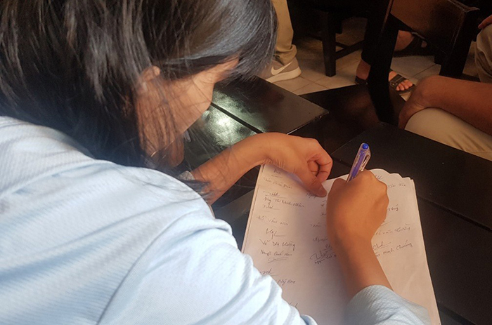 Một nhà đầu tư ký vào đơn kêu cứu. Ảnh: Lê Trai.