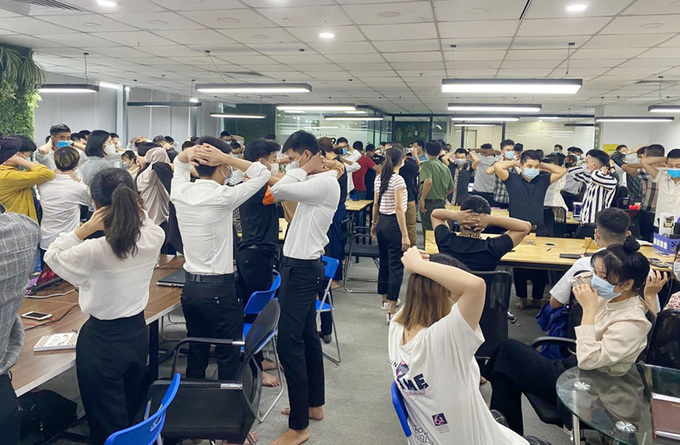 Công an khám xét trụ sở sàn giao dịch ngoại tệ Hitoption tại phường Quan Hoa, quận Cầu Giấy. Ảnh: Công an cung cấp