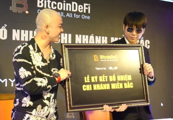 Phạm Tuấn (phải) là người tự giới thiệu mình là em trai Khá "Bảnh", quảng bá cho dự án đa cấp tài chính đầy rủi ro.