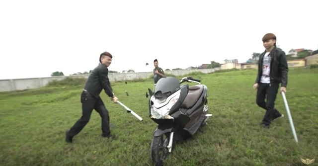 Phạm Tuấn từng tham gia video đập phá, đốt xe máy cùng Khá "Bảnh".