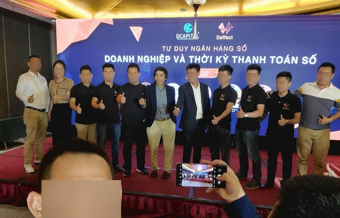Tiến sĩ Lê Thẩm Dương xuất hiện trong buổi hội thảo của Deffect. Ảnh: NKC.