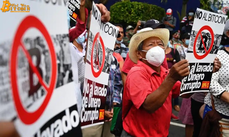 Làn sóng biểu tình chống luật bitcoin tại El Salvador. (Nguồn: Marvin Recinos/AFP/Getty).