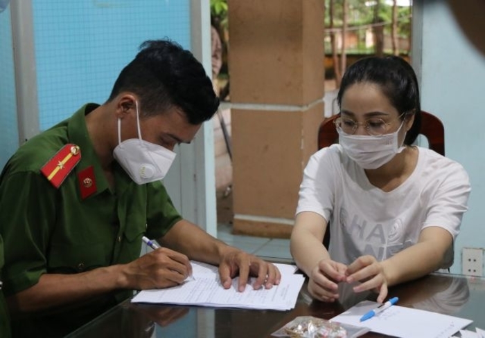 Công an phường Tân Bình đang lấy lời khai Lương Thị Nhung (phải). (Ảnh: C.A)