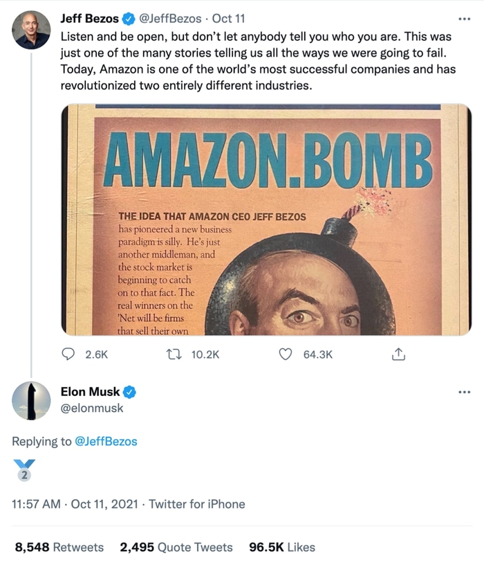 Bên dưới dòng tweet về sự thành công của Amazon, Elon Musk re-tweet Jeff Bezos bằng biểu tượng huy chương bạc với số 2 bên trong. Ảnh chụp màn hình
