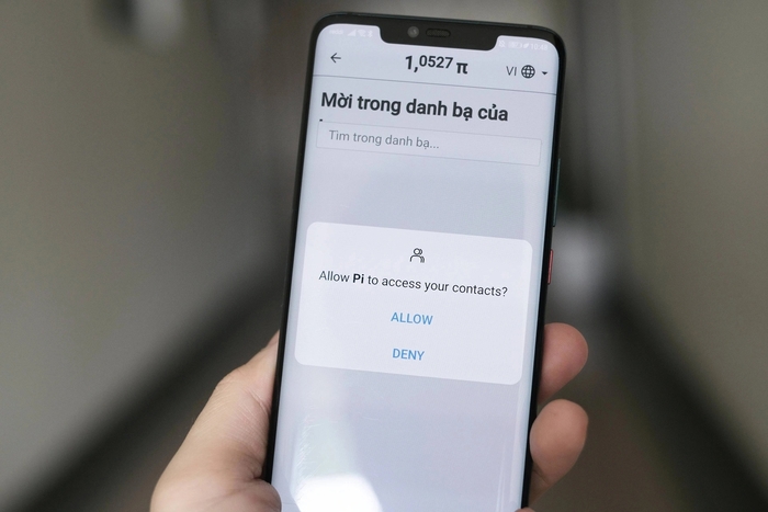Tính năng Mời của ứng dụng Pi yêu cầu quyền truy cập danh bạ điện thoại để mời những người có trong danh bạ. Ảnh: TA.