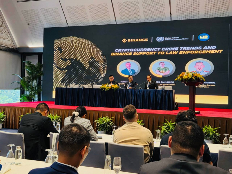 Ông Jarek Jakubcek, Giám đốc Đào tạo Thực thi Pháp luật Toàn cầu của Binance (ngoài cùng bên phải), chia sẻ kinh nghiệm về phòng chống tội phạm tiền mã hóa tại Lễ mở ký và Hội nghị cấp cao Công ước Hà Nội, ngày 25-26/10